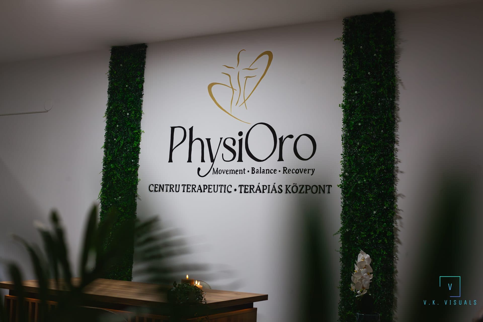 Recepția PhysiOro, cu peretele verde și logo-ul centrului